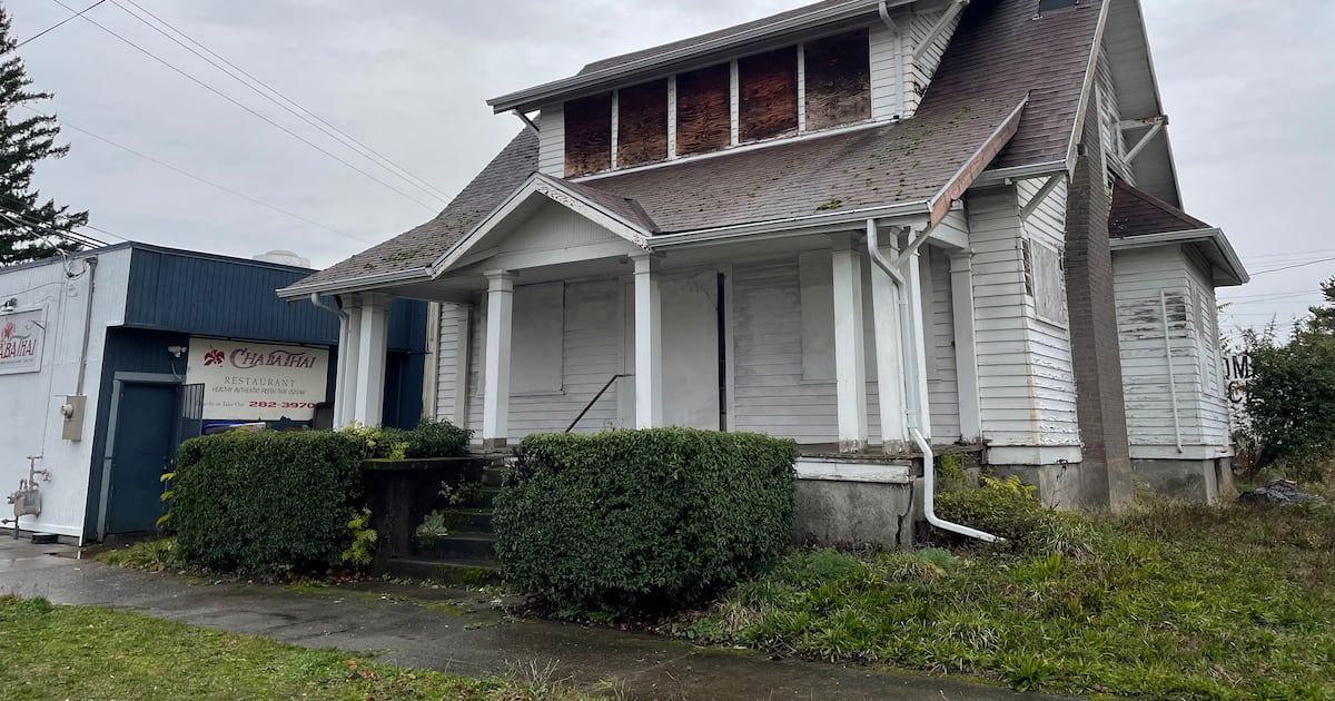 A Decrepit Craftsman in Rose City Park Boasts a Lengthy Backstory A Decrepit Craftsman in Rose City Park Boasts a Lengthy Backstory
