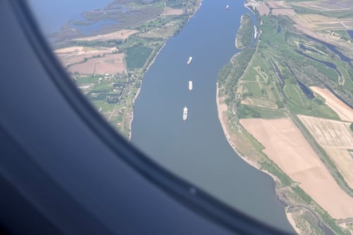 Why Do Airlines Tell Passengers to Open the Window Shades Before Landing?